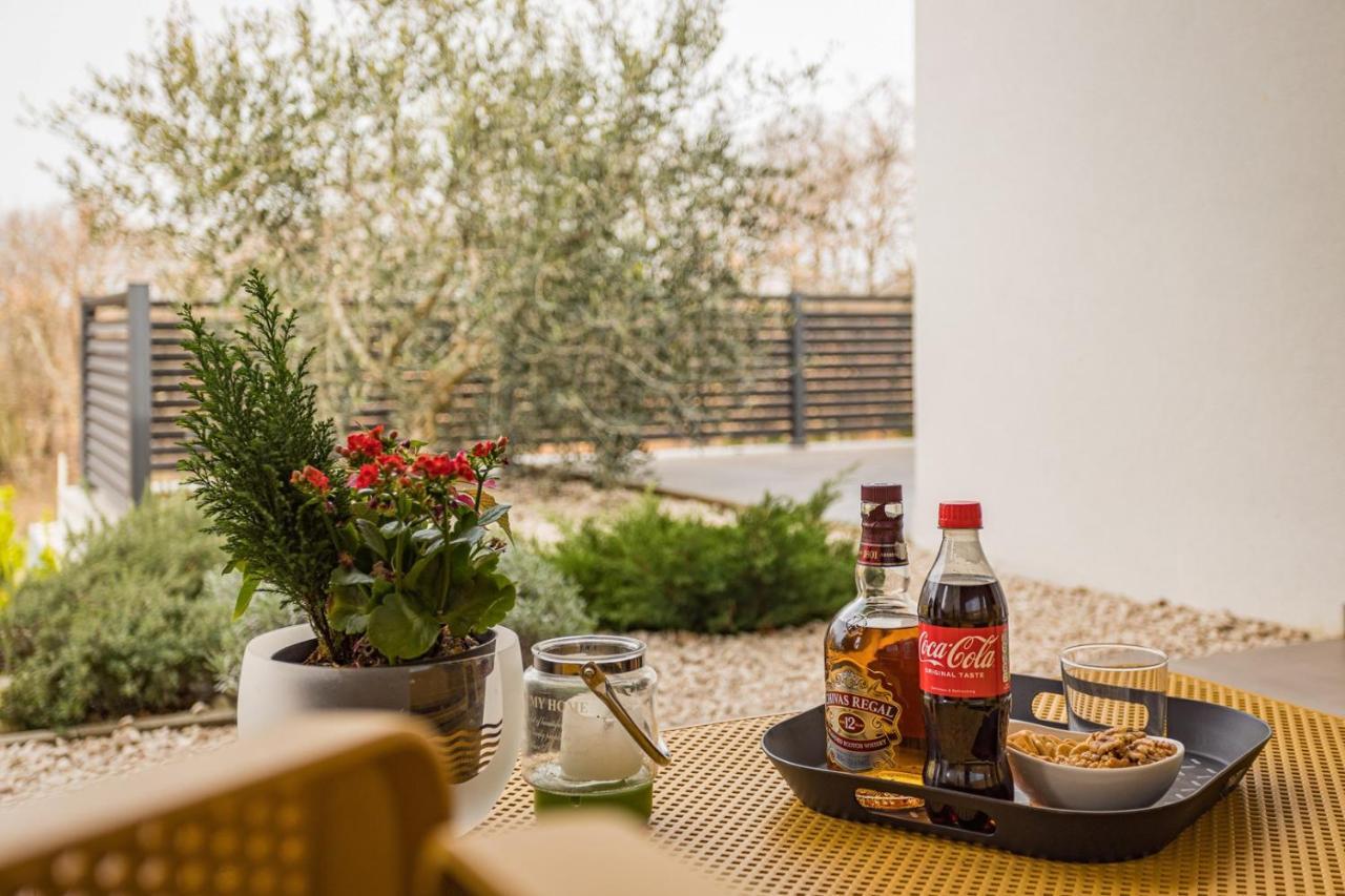 Apartments Bijou With Big Private Garden Near Umag Vilanija Dış mekan fotoğraf